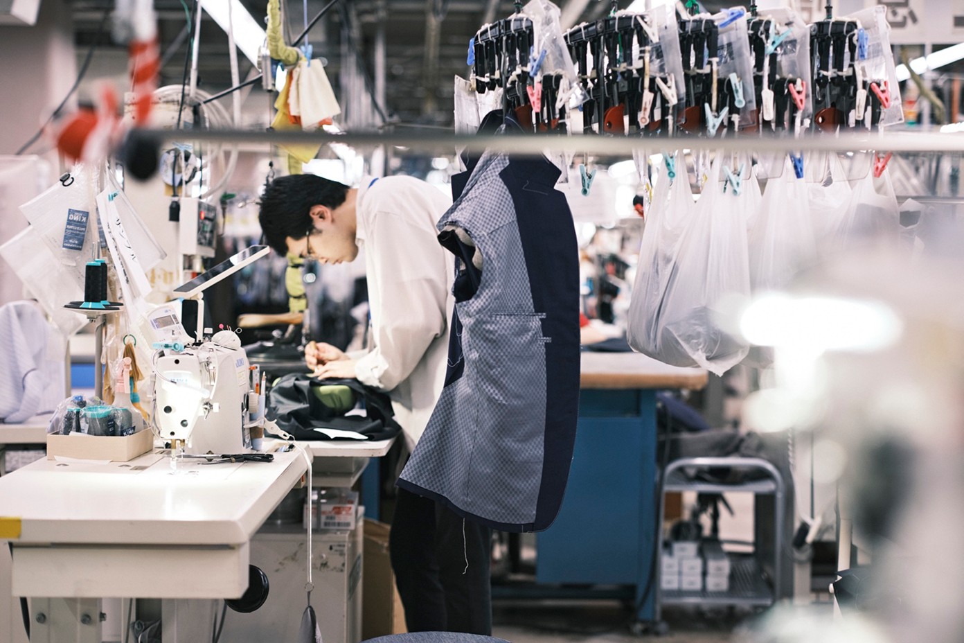 ミシンのラインで縫製にあたる若手の職人
