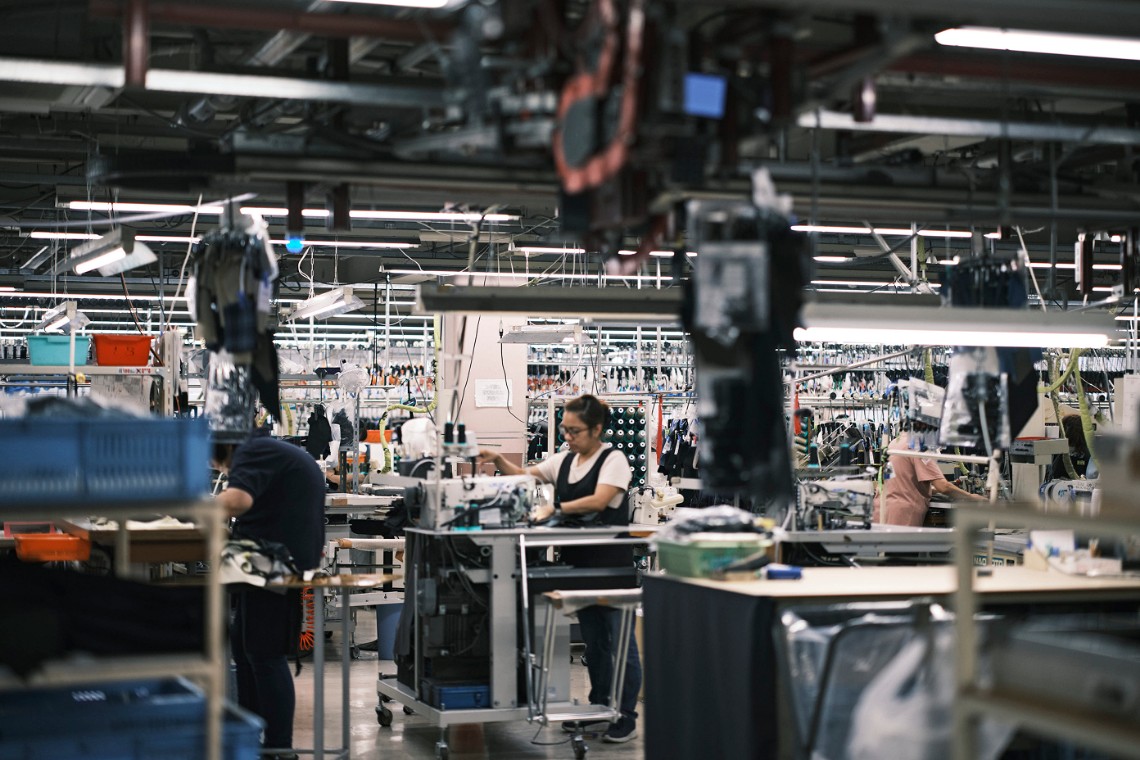 搬送ラインが張り巡らされた工場の全景
