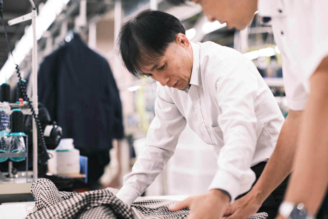 パーツを手作業で組み立てている職人